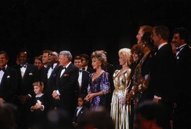 January 19, 1985, Washington, District of Columbia, US: Hollywood stars on stage at the Washington Convention Center ball room inaugural gala for President-Elect Ronald Reagan. In the center of the group is L-R Ray Charles, Frank Sinatra, Elizabeth Taylor, and Zsa Zsa Gabor Washington US - ZUMAr142 19850119_zap_r142_001 Copyright: xMarkxReinsteinx