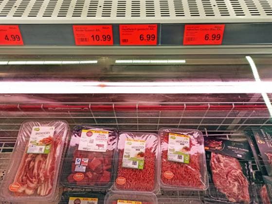 Einkauf in einem Supermarkt oder Discounter zu Zeiten von Corona und Krieg in der Ukraine. Einkauf in Zeiten von Corona und Krieg in der Ukraine *** Shopping in a supermarket or discount store at the time of Corona and war in Ukraine Shopping at the time of Corona and war in Ukraine