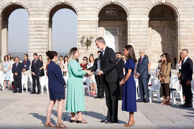 Entertainment Themen der Woche KW28 Entertainment Bilder des Tages Spanish King Felipe VI (2R) and Spanish Queen Letizia (R) greet family s victims of Coronavirus during the third State tribute to the victims of covid-19 at the Royal Palace of Madrid, central of Spain, 15 July 2022. This tribute also is a recognition for health workers. Third State tribute to the victims of covid-19 !ACHTUNG: NUR REDAKTIONELLE NUTZUNG!  Copyright: xJuanjoxMartinx GRAF9587 20220715-d54f35609ac54fa000c2d2ec707d5f444fef41bc