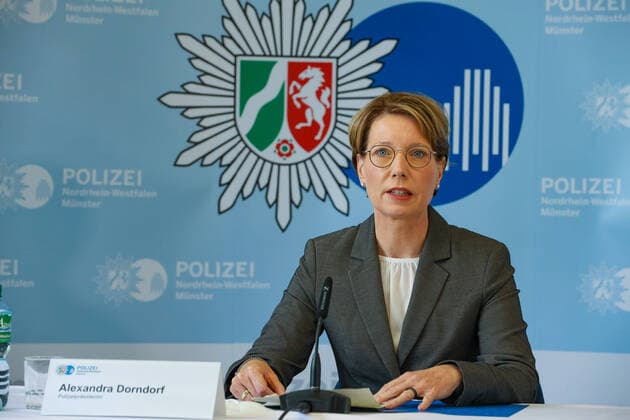 News Themen der Woche KW28 Disziplinarermittlungen gegen SEK-Angehörige DEU, Deutschland, Nordrhein-Westfalen, Münster, 15.07.2022: Polizei Münster hat gegen sieben Beamte der Spezialeinheiten Straf- und Disziplinarverfahren wegen der mutmaßlichen Beteiligung an rechtsextremistischen Chats eingeleitet. Pressekonferenz im Polizeipräsidium Münster. Alexandra Dorndorf, Polizeipräsidentin von Münster *** Disciplinary investigations against SEK members DEU, Germany, North Rhine-Westphalia, Münster, 15 07 2022 Münster police have initiated criminal and disciplinary proceedings against seven officers of the special forces for alleged involvement in right-wing extremist chats Press conference at Münster police headquarters Alexandra Dorndorf, chief of police in Münst