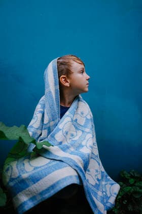 Creative Highlights Symbolbilder Child boy covered himself with a blanket in the yard Belarus, Mogilev Region, Belarus CR_ALLI220712-444356-01 ,model released, Symbolfoto