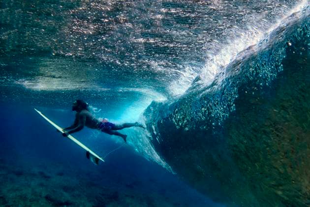 Creative Highlights Symbolbilder Underwater view of male surfer making duck dive Malé, Male, Maldives CR_KOTRIN220713H-827723-01 ,model released, Symbolfoto