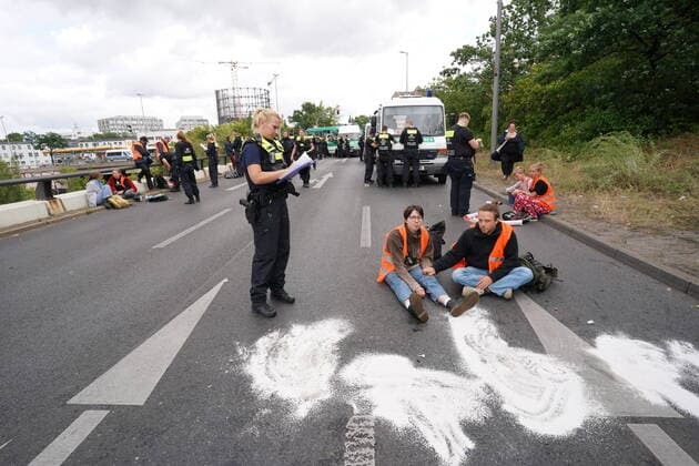 Bilder des Jahres 2022, News 07 Juli News Themen der Woche KW28 News Bilder des Tages Demonstration GER, Berlin,20220715, Demo , Demonstration Klimaschutz in Berlin am Sachsendamm, Autobahn, Demonstranten kleben sich auf der Autobahn fest *** Demonstration GER, Berlin,20220715, Demo , Demonstration climate protection in Berlin at the Sachsendamm, highway, demonstrators stick on the highway