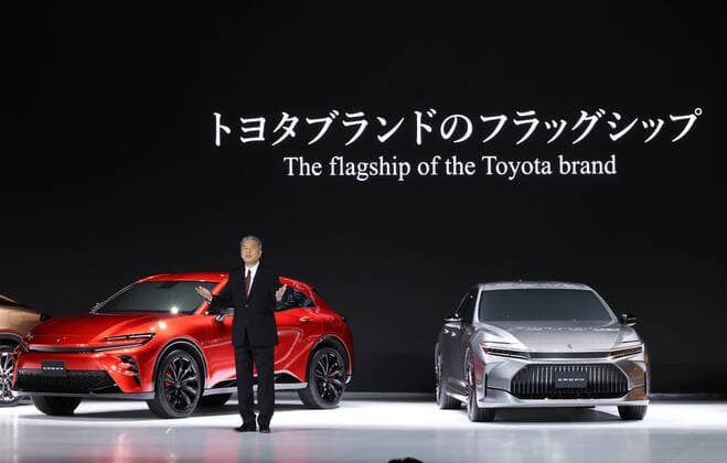 News Themen der Woche KW28 News Bilder des Tages July 15, 2022, Chiba, Japan - Japan s automobile giant Toyota Motor mid-size vehicle company president Hiroki Nakajima introduces the company s new flagship vehicle series Crown in Chiba, suburban Tokyo on Friday, July 15, 2022. The new Crown has four variation style bodies, Crossover, Sport, Sedan and Estate) and Crossover type vehicle with 2.4-litter turbo charged engine and two motors hybrid system will be put on the global market in this autumn.  , aflo_193559842.jpg,