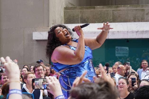 Berühmte Feministinnen, Lizzo July 15, 2022, New York, NY, USA: LIZZO performs on the Today Show Citi Concert Series,.Rockefeller Plaza, NYC.July 15, 2022. New York USA - ZUMAms4_ 20220715_zaf_ms4_001 Copyright: xSoniaxMoskowitzxGordonx