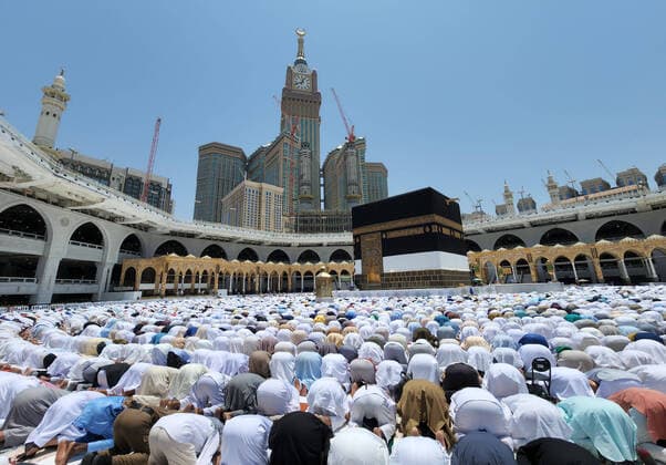 News Themen der Woche KW28 News Bilder des Tages July 15, 2022, Mecca, Saudi Arabia: Muslims worshipper pilgrims perform Friday prayer around the Kaaba, Islam s holiest shrine, at the Grand Mosque in the holy Saudi city of Mecca, on July 15, 2022. The biggest hajj pilgrimage since the Covid pandemic began kicked off today, with hundreds of thousands of mostly maskless worshippers circling Islam s holiest site in Saudi Arabia s Mecca Mecca Saudi Arabia - ZUMAap3_ 20220715_zaf_ap3_026 Copyright: xAshrafxAmrax
