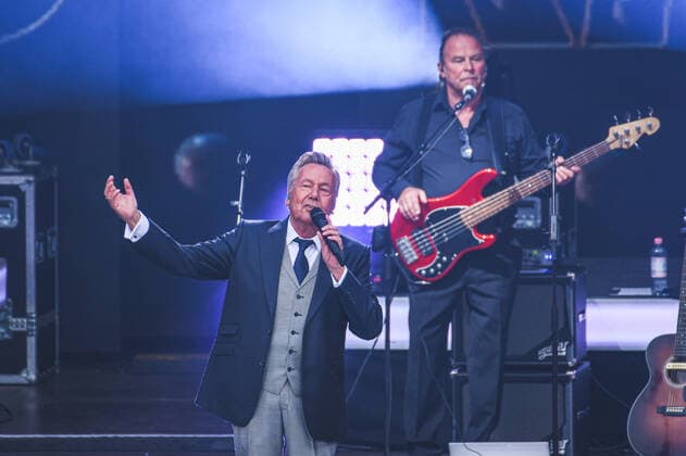 Bilder des Jahres 2022, Entertainment 07 Juli Entertainment Themen der Woche KW28 Entertainment Bilder des Tages 15.07.2022, xlakx, Entertainment Musik, Roland Kaiser Open Air Berlin 2022 emspor, v.l.Roland Kaiser live bei einem Konzert seiner Unser Sommer – die Open Air-Tournee 2022 in der Waldbuehne Berlin. Berlin *** 15 07 2022, xlakx, entertainment music, Roland Kaiser Open Air Berlin 2022 emspor, v l Roland Kaiser live at a concert of his Unser Sommer - die Open Air Tournee 2022 at the Waldbuehne Berlin Berlin