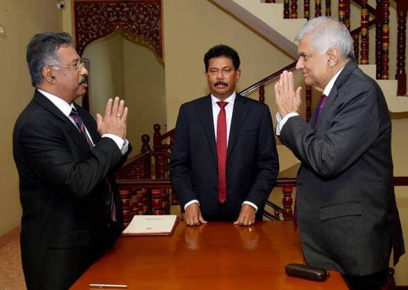 Bilder des Jahres 2022, News 07 Juli News Themen der Woche KW28 News Bilder des Tages (220715) -- COLOMBO, July 15, 2022 -- Sri Lankan Prime Minister Ranil Wickremesinghe (R) is sworn in as interim president in Colombo, Sri Lanka, on July 15, 2022. Sri Lankan Prime Minister Ranil Wickremesinghe was sworn in as interim president before the chief justice on Friday, following the resignation of Gotabaya Rajapaksa, according to the prime minister s office. ( Handout via Xinhua) SRI LANKA-COLOMBO-INTERIM PRESIDENT-SWORN IN SrixLankanxPrimexMinister sxOffice 