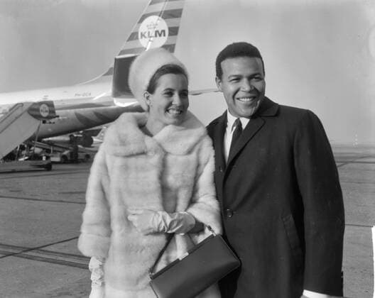 Anefo photo collection. Rina Lodders and Chubby Checker in Holland, Rina Lodders and Chubby Checker. December 23, 1964. Noord-Holland, Schiphol Copyright: xpiemagsx pienatarchpart216092021-50622 !ACHTUNG AUFNAHMEDATUM GESCHÄTZT!