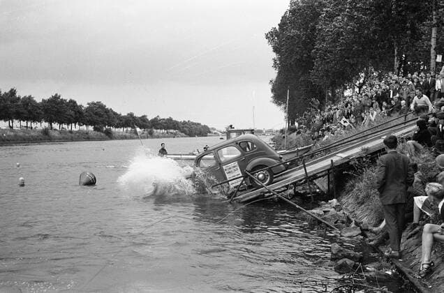 Anefo photo collection. Car on water in Maas-Waalkanaal. July 22, 1962 Copyright: xpiemagsx pienatarchpart216092021-65968 !ACHTUNG AUFNAHMEDATUM GESCHÄTZT!