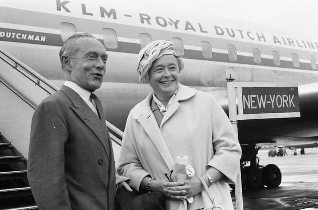 Anefo photo collection. Mr. Van Roijen to the US accompanied by his wife at Schiphol. August 7, 1962 Copyright: xpiemagsx pienatarchpart216092021-66105 !ACHTUNG AUFNAHMEDATUM GESCHÄTZT!