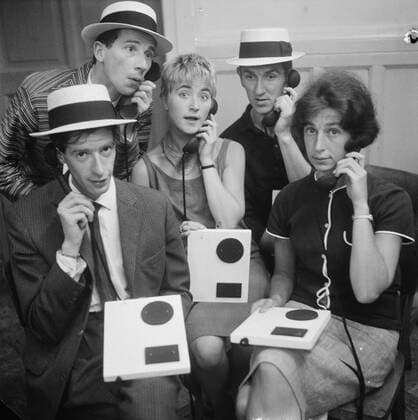 Anefo photo collection. Rudi Carrell show. Rudi Carrell, Ben Rowold, Jasperina de Jong, Eric Autumn, Bicycle Koster. June 27, 1961 Copyright: xpiemagsx pienatarchpart216092021-6614 !ACHTUNG AUFNAHMEDATUM GESCHÄTZT!