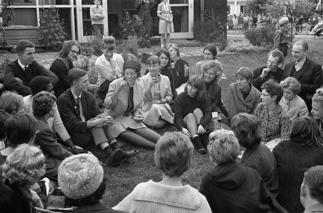 Anefo photo collection. Princess Beatrix visited youth festival Velp, drink tea. August 28, 1962. Gelderland, Velp Copyright: xpiemagsx pienatarchpart216092021-66328 !ACHTUNG AUFNAHMEDATUM GESCHÄTZT!