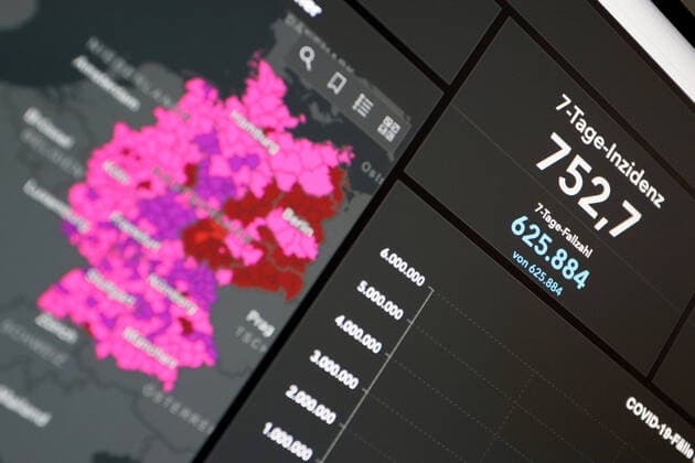 Dashboard des RKI, die 7-Tage-Inzidenz liegt nun bei 752,7 7-Tage-Inzidenz, Dashboard des RKI auf einem Monitor am 16.07.2022 in Siegen Deutschland.