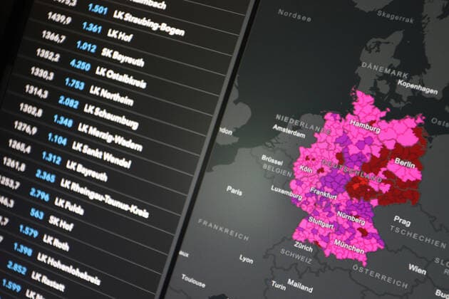 Dashboard des RKI, die 7-Tage-Inzidenz liegt nun bei 752,7 7-Tage-Inzidenz, Dashboard des RKI auf einem Monitor am 16.07.2022 in Siegen Deutschland.