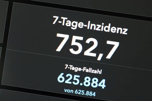 Dashboard des RKI, die 7-Tage-Inzidenz liegt nun bei 752,7 7-Tage-Inzidenz, Dashboard des RKI auf einem Monitor am 16.07.2022 in Siegen Deutschland.