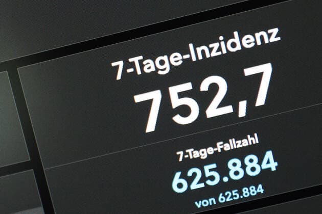 Dashboard des RKI, die 7-Tage-Inzidenz liegt nun bei 752,7 7-Tage-Inzidenz, Dashboard des RKI auf einem Monitor am 16.07.2022 in Siegen Deutschland.