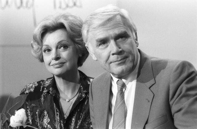 Nadja Tiller und Joachim Fuchsberger 04 86 wie Nadja Tiller und Joachim Fuchsberger im April 1986 in Heut abend , ARD BR Österreich Österreicherin österreichische Frau Schauspiel Schauspielerin Film TV Fernsehen Deutschland deutsch deutscher Mann Moderator Schauspieler Moderation austrian actress german host presenter actor quer halb Portrait sitzend neutral lächelnd Kulisse sw *** Nadja Tiller and Joachim Fuchsberger 04 86 like Nadja Tiller and Joachim Fuchsberger in April 1986 in Heut abend , ARD BR Austria austrian woman actress austrian actress film TV television germany german man host presenter austrian actress german host presenter actor across half portrait sitting neutral smiling backdrop bw