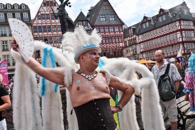 Bilder des Jahres 2022, News 07 Juli News Themen der Woche KW28 16.07.2022, Frankfurt am Main, DEU, Unter dem Motto 30 Jahre CSD und kein bisschen leiser! zieht am Samstag nach zweijähriger pandemiebedingter Pause die Christopher Street Day Parade wieder durch Frankfurt *** 16 07 2022, Frankfurt am Main, DEU, Under the motto 30 years of CSD and not a bit quieter, the Christopher Street Day Parade moves through Frankfurt again on Saturday after a two-year break due to the pandemic