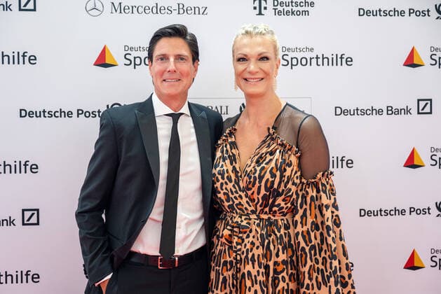 Bilder des Jahres 2022, Entertainment 07 Juli Entertainment Themen der Woche KW28 Entertainment Bilder des Tages Markus Höfl mit Ehefrau Maria Höflich-Riesch. Deutschland, Wiesbaden, 16.07.2022, Event, 51. Ball des Sports, 2022, Red Carpet, RheinMain CongressCenter Foto: A2 Bildagentur Peter Hartenfelser *** Markus Höfl with wife Maria Höflich Riesch Germany, Wiesbaden, 16 07 2022, Event, 51 Ball des Sports, 2022, Red Carpet, RheinMain CongressCenter Foto A2 Bildagentur Peter Hartenfelser