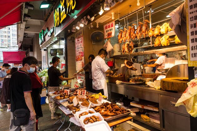 COVID-19 Emergency In Hong Kong, China Hong Kong, China, 16 Jul 2022, Customers buy roast goose or chicken at a shop in Yuen Long. Hong Kong China  Copyright: xMarcxFernandesx originalFilename: fernandes-hongkong220716_npmIl.jpg