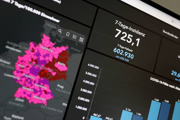 Dashboard des RKI, die 7-Tage-Inzidenz liegt nun bei 725,1 7-Tage-Inzidenz, Dashboard des RKI auf einem Monitor am 17.07.2022 in Siegen Deutschland.