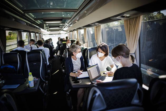 News Themen der Woche KW28 News Bilder des Tages Deutschlandreise der Bundesministerin des Auswaertigen im Rahmen der Nationalen Sicherheitsstrategie. Annalena Baerbock (Buendnis 90 Die Gruenen), Bundesaussenministerin, aufgenommen im Tourbus auf der Fahrt von Saarlouis nach Walldorf, zusammen mit Mitarbeiterinnen des Auswaertigen Amts waehrend einer Besprechung. Kaiserslautern, 17.07.2022 Kaiserslautern Deutschland *** Germany tour of the Federal Minister of Foreign Affairs in the framework of the National Security Strategy Annalena Baerbock Buendnis 90 Die Gruenen , Federal Minister of Foreign Affairs, taken in the tour bus on the way from Saarlouis to Walldorf, together with employees of the Foreign Office during a meeting Kaiserslautern, 17 07 2022 Kaiserslautern Germany Copyright: xThomasxTrutschelx