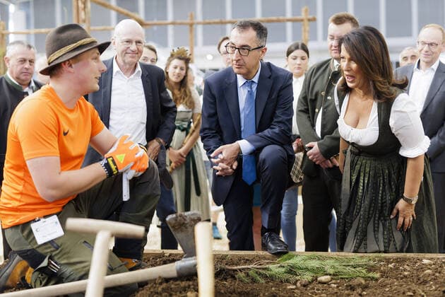 Bilder des Jahres 2022, News 07 Juli News Themen der Woche KW28 News Bilder des Tages Cem Oezdemir (Buendnis 90 Die Gruenen), Bundesminister fuer Landwirtschaft und Ernaehrung, und Juergen Mertz, ZVG-Praesident und Wilhelm Boeck, Betriebsinhaber und ZVG-Vizepraesident und Ludwig Hartmann, Franktionsvorsitzender der Gruenen in Bayern, Staatsministerin Michaela Kaniber, CSU, Muenchen, 17.07.2022 Muenchen Deutschland *** Cem Oezdemir Buendnis 90 Die Gruenen , Federal Minister for Agriculture and Food, and Juergen Mertz, ZVG President and Wilhelm Boeck, Farm Owner and ZVG Vice President and Ludwig Hartmann, Group Chairman of the Greens in Bavaria, Minister of State Michaela Kaniber, CSU, Munich, 17 07 2022 Munich Germany Copyright: xUtexGrabowsky photothek.dex