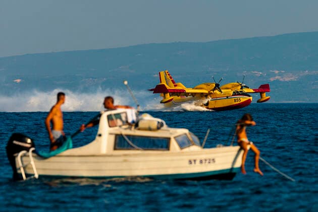 News Themen der Woche KW28 News Bilder des Tages PXL_Canadair takes water from the Adriatic Sea to extinguish the fire Canadair collects water from the Adriatic Sea in front of Stobrec, near Split, Croatia on July 17, 2022. Canadair is helping firefighters after a thunderstorm ignited several fires in Zagora. MiroslavxLelas PIXSELL