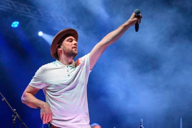 Max Mutzke spielt am Samstag (16.07.2022) gemeinsam mit dem saarländischen Staatsorchester beim Kultstadtfest auf der Bühne vorm Staatstheater in Saarbrücken und begeistert sein Publikum. *** Max Mutzke plays on Saturday 16 07 2022 together with the Saarland State Orchestra at the Kultstadtfest on the stage in front of the State Theater in Saarbrücken and inspires his audience bub