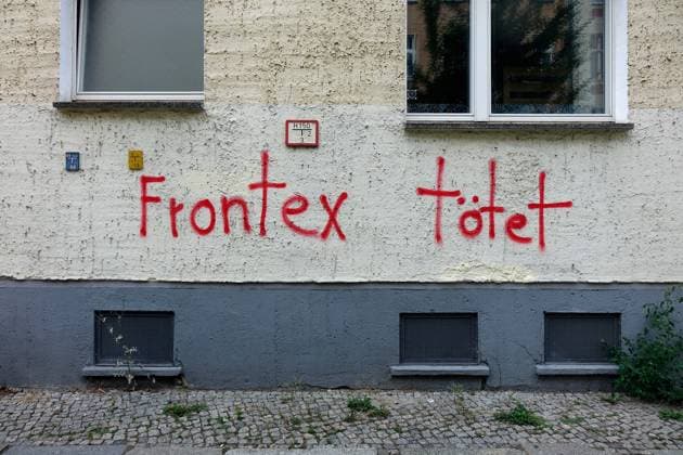 Frontex tötet Frontex tötet, 15.07.2022, Kreuzberg, Berlin, An einer Hausfassade steht der Schriftzug Frontex tötet. *** Frontex kills Frontex kills, 15 07 2022, Kreuzberg, Berlin, On a house facade is the writing Frontex kills
