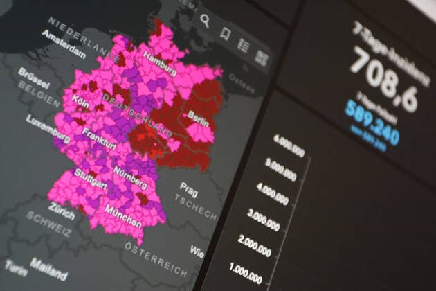 Dashboard des RKI, die 7-Tage-Inzidenz liegt nun bei 708,6 7-Tage-Inzidenz, Dashboard des RKI auf einem Monitor am 18.07.2022 in Siegen Deutschland.