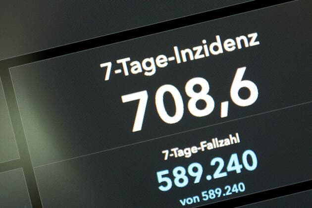 Dashboard des RKI, die 7-Tage-Inzidenz liegt nun bei 708,6 7-Tage-Inzidenz, Dashboard des RKI auf einem Monitor am 18.07.2022 in Siegen Deutschland.