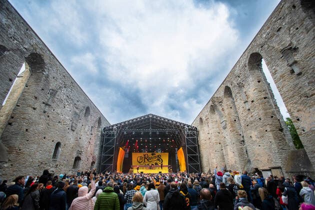 Entertainment Themen der Woche KW28 17.07.2022, Tallinn. Finnish rock band Rasmus performing in the Pirita Convent Ruins. The history of the ruins rising above the banks of the Pirita River date back to 1407, when the largest nunnery in Old Livonia was founded here. The convent that got its name from St. Birgitta survived in its original form until 1577, when the forces of Ivan the Terrible destroyed it. The massive façade, walls, cellars and graveyard have survived until the present. Photo: Raul Mee Postimees Tallinn Harjumaa Estonia 1RM17JUL2022A-66  Copyright: xRaulxMeex Crowd of people in the ruins