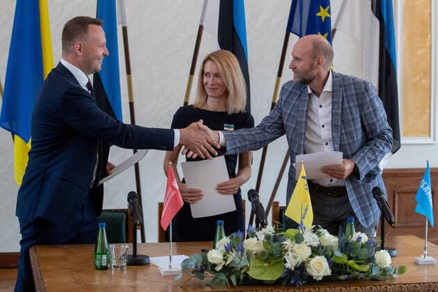 News Themen der Woche KW28 15.07.2022, Tallinn. The Reform Party, Isamaa and the Social Democratic Party (SDE) signed their coalition agreement in the White Hall of the Riigikogu. The agreement that is said to be the shortest in Estonian political history were signed by party leaders from left Lauri Läänemets (SDE), Kaja Kallas (Reform) and Helir-Valdor Seeder (Isamaa). Photo: Kermo Benrot, Postimees Tallinn Harjumaa Estonia 1KB15JUL22A15  Copyright: xKermoxBenrotx Kaja Kallas, Helir-Valdor Seeder and Lauri Läänemets