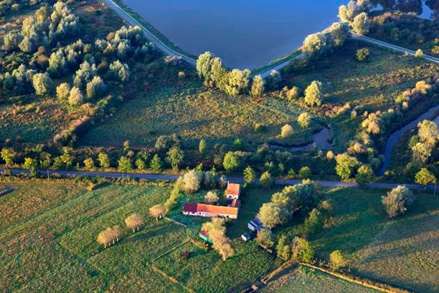 IMAGO Creative, Biodynamische Landwirtschaft Gehoeft aus der Luft, Belgien, Flandern farm, aerial view, Belgium, Flanders BLWS670431 *** Farmstead from the Air, Belgium, Flanders farm, Aerial view, belgium, Flanders BLWS670431 Copyright: xblickwinkel W.xPattynx