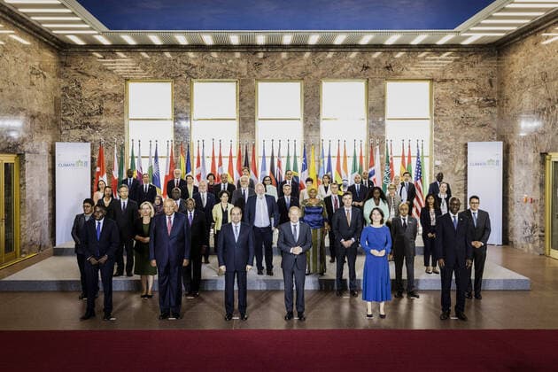 Bilder des Jahres 2022, News 07 Juli News Themen der Woche KW29 News Bilder des Tages Familienfoto, aufgenommen im Rahmen des Petersberger Klimadialoges im Auswaertigen Amt in Berlin, 18.07.2022. Der Petersberger Klimadialog dient als Vorbereitung der UN-Klimakonferenz, die 2022 in Scharm asch-Schaich in Aegypten stattfinden wird. Berlin Germany *** Family photo, taken during the Petersberg Climate Dialogue at the Foreign Office in Berlin, 18 07 2022 The Petersberg Climate Dialogue serves as preparation for the UN Climate Conference, which will take place in 2022 in Sharm ash Shaykh in Egypt Berlin Germany Copyright: xFlorianxGaertnerx