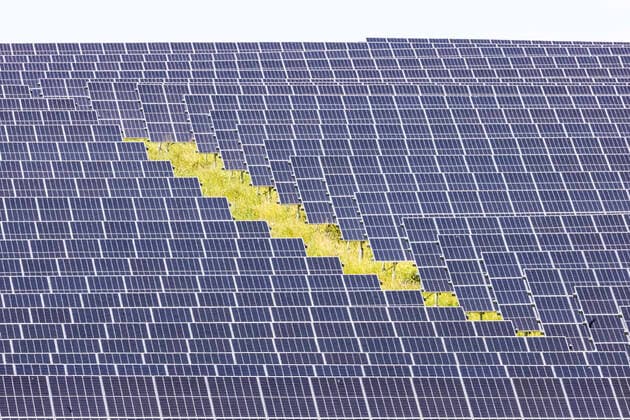 Creative Highlights World Photovoltaik. Solarfeld bei Nellingen auf der Schwäbischen Alb. 18.07.2022: Deutschland, Baden-Württemberg, Nellingen. *** Photovoltaic solar field near Nellingen on the Swabian Alb 18 07 2022 Germany, Baden Württemberg, Nellingen