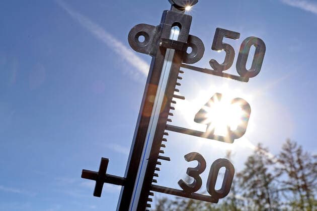 News Themen der Woche KW29 News Bilder des Tages Sommer, Hitze im Siegerland, Symbolbild, ein Thermometer vor blauem Himmel und der Sonne Sommer im Siegerland am 18.07.2022 in Siegen Deutschland. *** Summer, heat in Siegerland, symbol image, a thermometer against a blue sky and the sun summer in Siegerland on 18 07 2022 in Siegen Germany