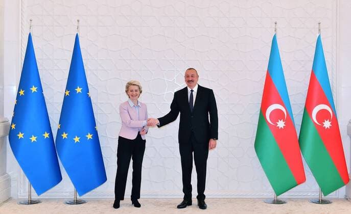 News Themen der Woche KW29 News Bilder des Tages (220718) -- BAKU, July 18, 2022 -- Azerbaijani President Ilham Aliyev (R) shakes hands with European Commission President Ursula von der Leyen during their meeting in Baku, Azerbaijan, on July 18, 2022. Azerbaijan and the European Union on Monday signed a new Memorandum of Understanding (MOU) on the Strategic Partnership in the Field of Energy, which will double the supply of gas from Azerbaijan to Europe by 2027. ( Handout via Xinhua) AZERBAIJAN-BAKU-EUROPEAN COMMISSION-PRESIDENT-VISIT PresidentialxAdministrationxofxAzerbaijan 