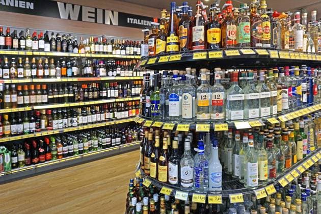 Volksdroge Alkohol Alkoholische Getränke in den Regalen von einem Supermarkt *** Popular drug alcohol Alcoholic beverages on the shelves of a supermarket