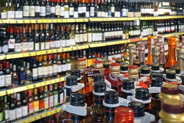 Volksdroge Alkohol Alkoholische Getränke in den Regalen von einem Supermarkt *** Popular drug alcohol Alcoholic beverages on the shelves of a supermarket