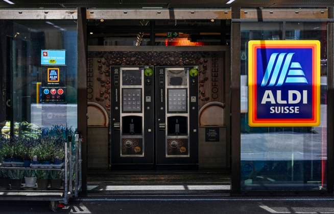Eingang Aldi und Kaffeeautomat, Schweiz, 18.07.2022 *** Entrance Aldi and coffee machine, Switzerland, 18 07 2022 