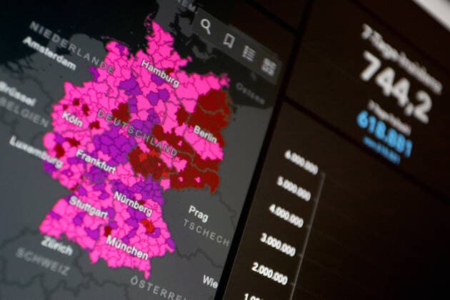 Dashboard des RKI, die 7-Tage-Inzidenz liegt nun bei 744,2 7-Tage-Inzidenz, Dashboard des RKI auf einem Monitor am 19.07.2022 in Siegen Deutschland.