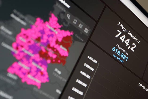 Dashboard des RKI, die 7-Tage-Inzidenz liegt nun bei 744,2 7-Tage-Inzidenz, Dashboard des RKI auf einem Monitor am 19.07.2022 in Siegen Deutschland.