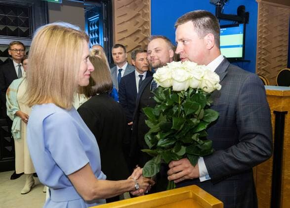 News Themen der Woche KW29 News Bilder des Tages (220719) -- TALLINN, July 19, 2022 -- Estonian Parliament Speaker and Center Party Chairman Juri Ratas (R) shakes hands with Estonian Prime Minister and Reform Party Chairwoman Kaja Kallas to congratulate on the new government coalition s taking office in the Estonian Parliament (Riigikogu) in Tallinn, Estonia, July 18, 2022. The members of Estonia s new government coalition of the Reform Party, the conservative Isamaa (Fatherland) Party and the Social Democratic Party (SDE) were sworn in in front of the Parliament (Riigikogu) on Monday. ( Handout via Xinhua) ESTONIA-TALLINN-NEW COALITION GOVERNMENT-SWEAR-IN ErikxPeinar ParliamentxofxEstonia 