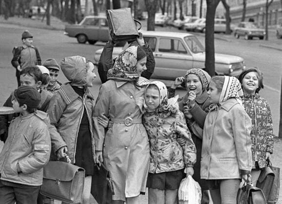 KIEV LITOVKO TEACHER PUPILS 103497 01.09.1980 Olga Litovko, a preliminary school teacher, and her pupils. School 112. Kiev. Boris Kavashkin Sputnik Kiev Ukraine  Copyright: xBorisxKavashkinx