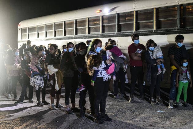 Rio Grande, Geflüchtete an der Grenze zwischen den USA und Mexiko July 19, 2022, Roma, Texas, United States: More then 120 undocumented migrants were arrested by the Border Patrol after crossing illegaly the Rio Grande in Roma Texas on Monday, during a week when a local U.S. border official said more than 13,000 migrants had been apprehended in the area. As the Biden administrationÃ¢â‚¬â ¢s effort to end Trump-era policies that turned away millions of asylum seekers remains stalled, large numbers of migrants continue to cross near Eagle Pass. More than 75 migrants have died during the journey in the last six months. Roma United States - ZUMAl113 20220719_zap_l113_011 Copyright: xMiguelxJuarezxLugox