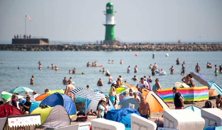 News Themen der Woche KW29 News Bilder des Tages Badegäste am Ostseestrand von Warnemünde. Sahara-Hitze in MV mit bis zu 37 Grad erwartet in Norddeutschland. Auch in Mecklenburg-Vorpommern wird die erste Hitzewelle des Jahres mit tropischen Nächten erwartet. Rostock Warnemünde *** Bathers on the Baltic Sea beach of Warnemünde Sahara heat in MV with up to 37 degrees expected in northern Germany The first heat wave of the year with tropical nights is also expected in Mecklenburg Western Pomerania Rostock Warnemünde Copyright: FrankxHormannx xnordlicht