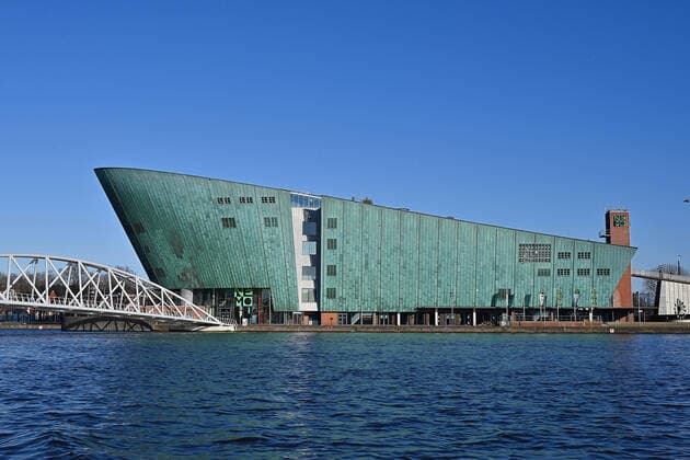 Creative Highlights World Netherlands, Amsterdam: NEMO Science Museum Netherlands, Amsterdam: the NEMO Science Museum viewed from Oosterdokskade street. The science centre designed by architect Renzo Piano was built directly on the roof of the IJ tunnel, Oosterdok (East Dock). Europe; Western Europe; The Netherlands  Copyright: xJolyotxM Andia.frx 398522